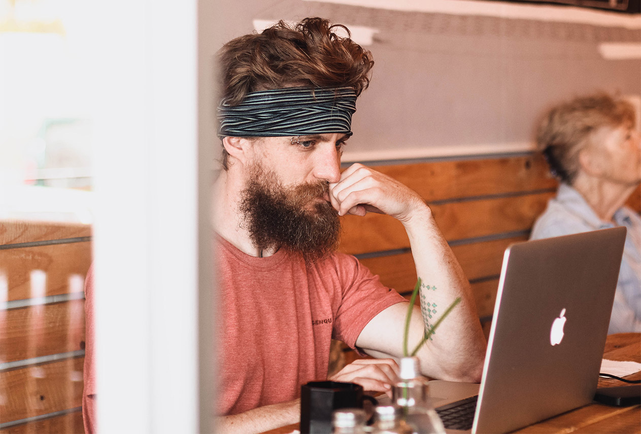 Took posting. Офисная борода. Кевин из офиса с бородой. Мужчина с макбуком в кафе. Bearded Office worker.